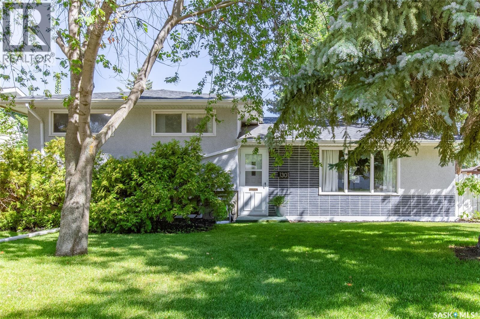 1301 Queen Crescent, Moose Jaw, Saskatchewan  S6H 3G5 - Photo 1 - SK038614