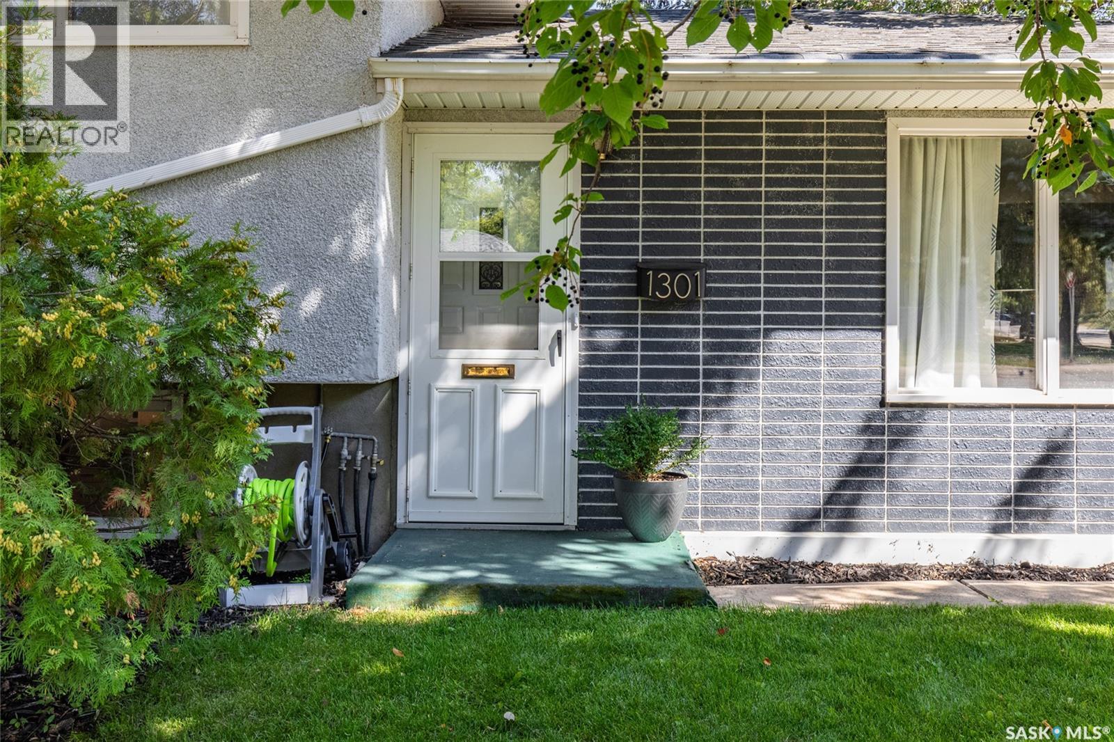 1301 Queen Crescent, Moose Jaw, Saskatchewan  S6H 3G5 - Photo 4 - SK038614