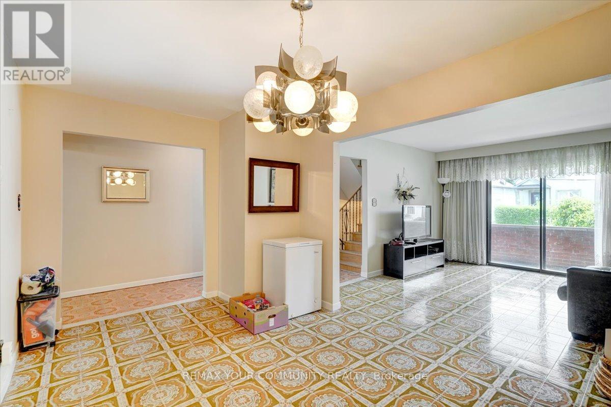 60 Regent Street, Toronto, Ontario  M6N 3N9 - Photo 10 - W13415930