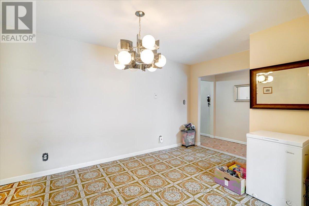 60 Regent Street, Toronto, Ontario  M6N 3N9 - Photo 11 - W13415930