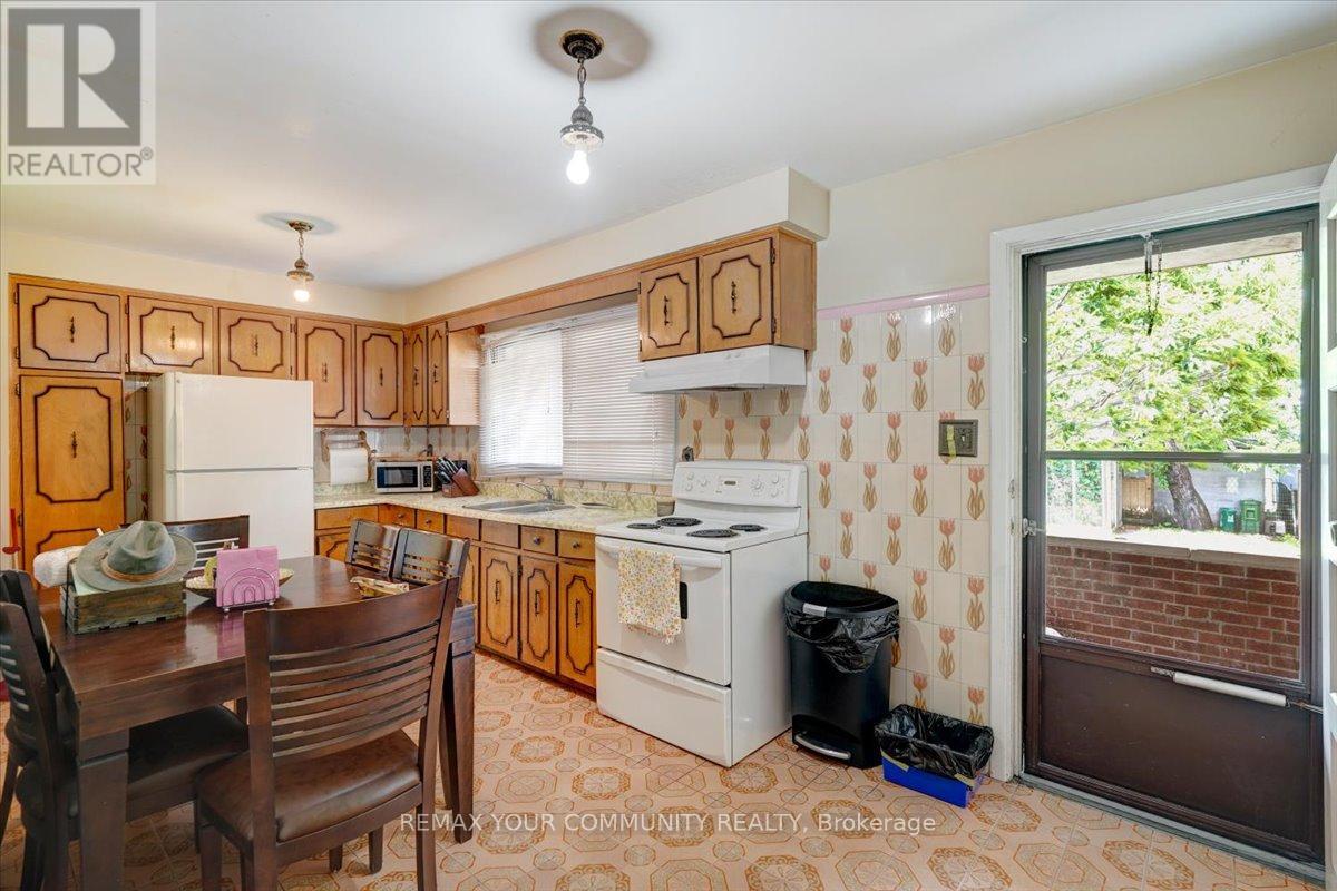 60 Regent Street, Toronto, Ontario  M6N 3N9 - Photo 12 - W13415930