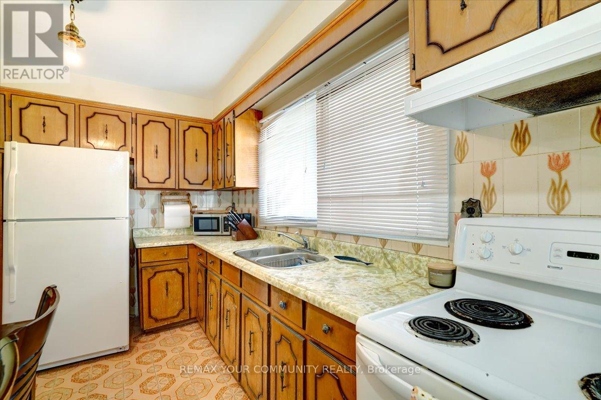 60 Regent Street, Toronto, Ontario  M6N 3N9 - Photo 14 - W13415930
