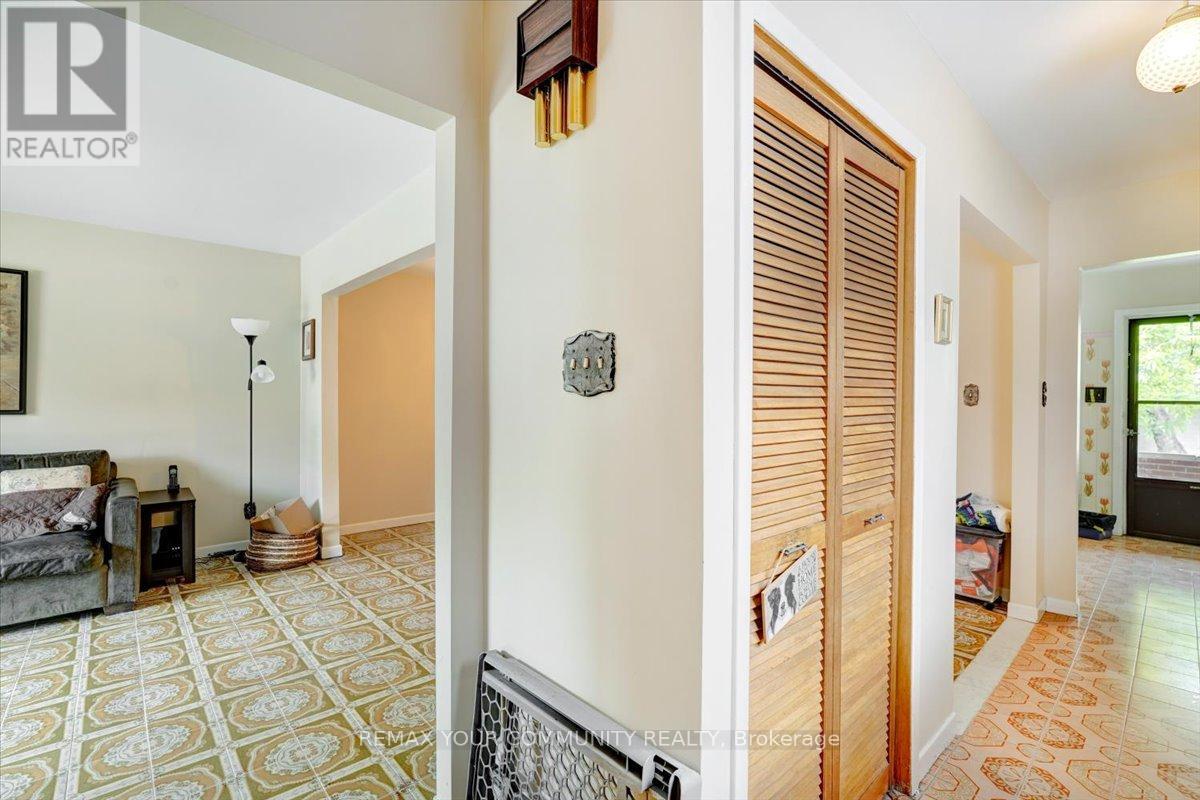 60 Regent Street, Toronto, Ontario  M6N 3N9 - Photo 4 - W13415930