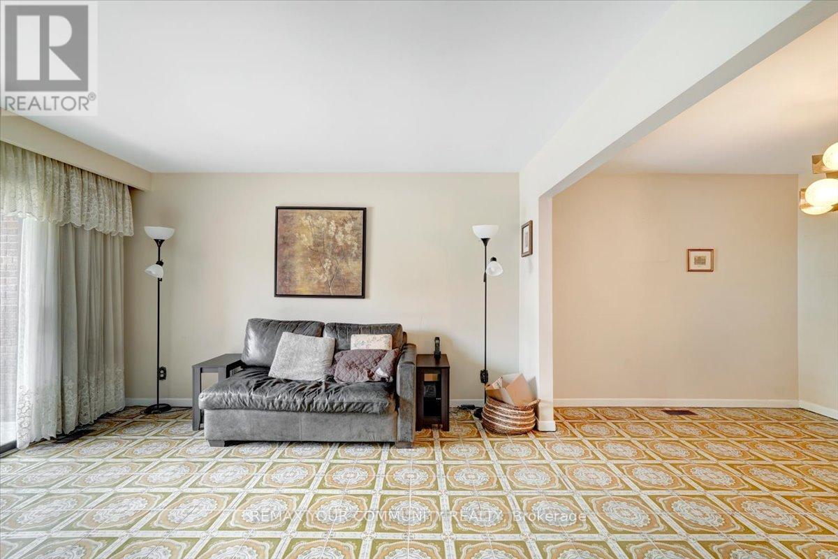 60 Regent Street, Toronto, Ontario  M6N 3N9 - Photo 5 - W13415930