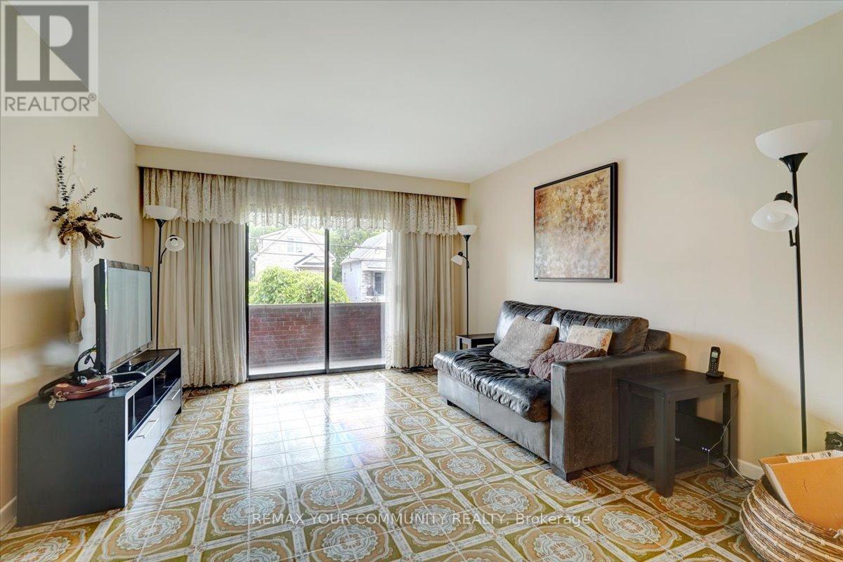 60 Regent Street, Toronto, Ontario  M6N 3N9 - Photo 6 - W13415930