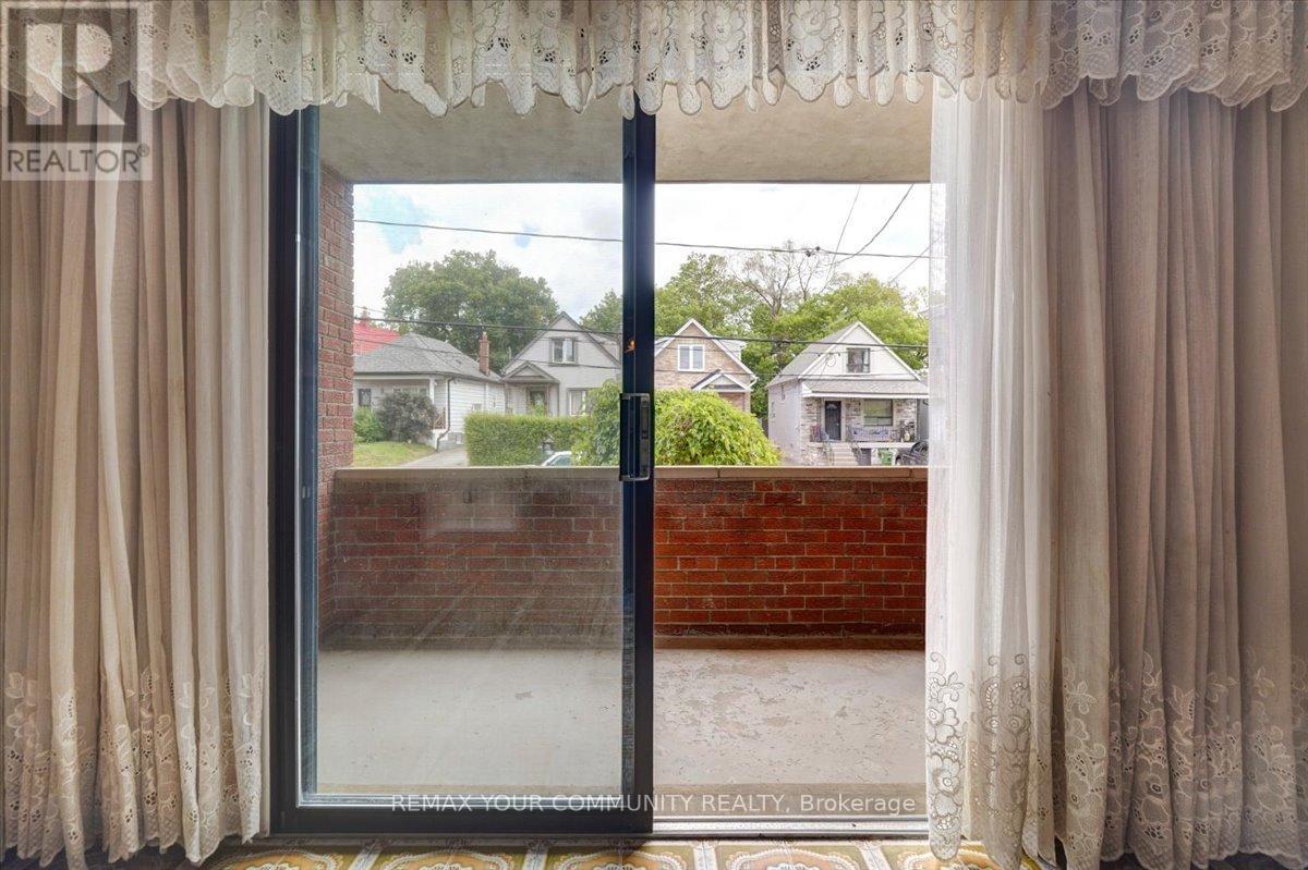 60 Regent Street, Toronto, Ontario  M6N 3N9 - Photo 7 - W13415930