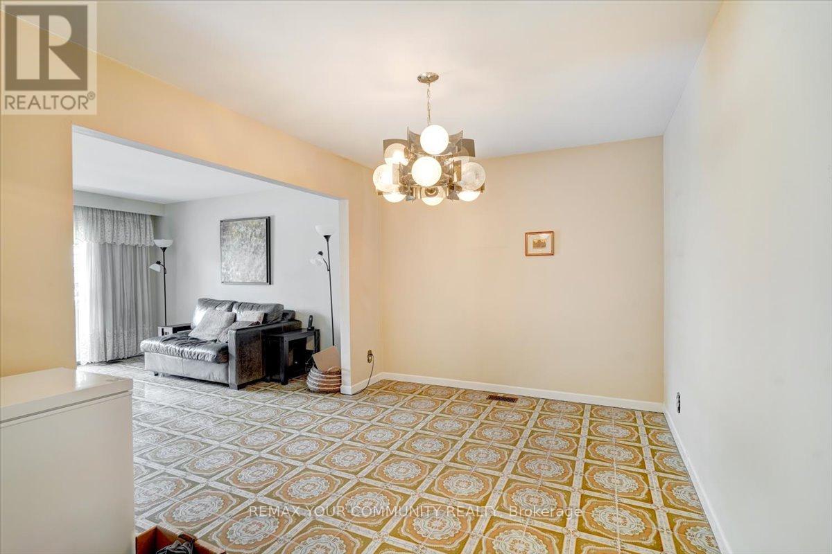 60 Regent Street, Toronto, Ontario  M6N 3N9 - Photo 9 - W13415930