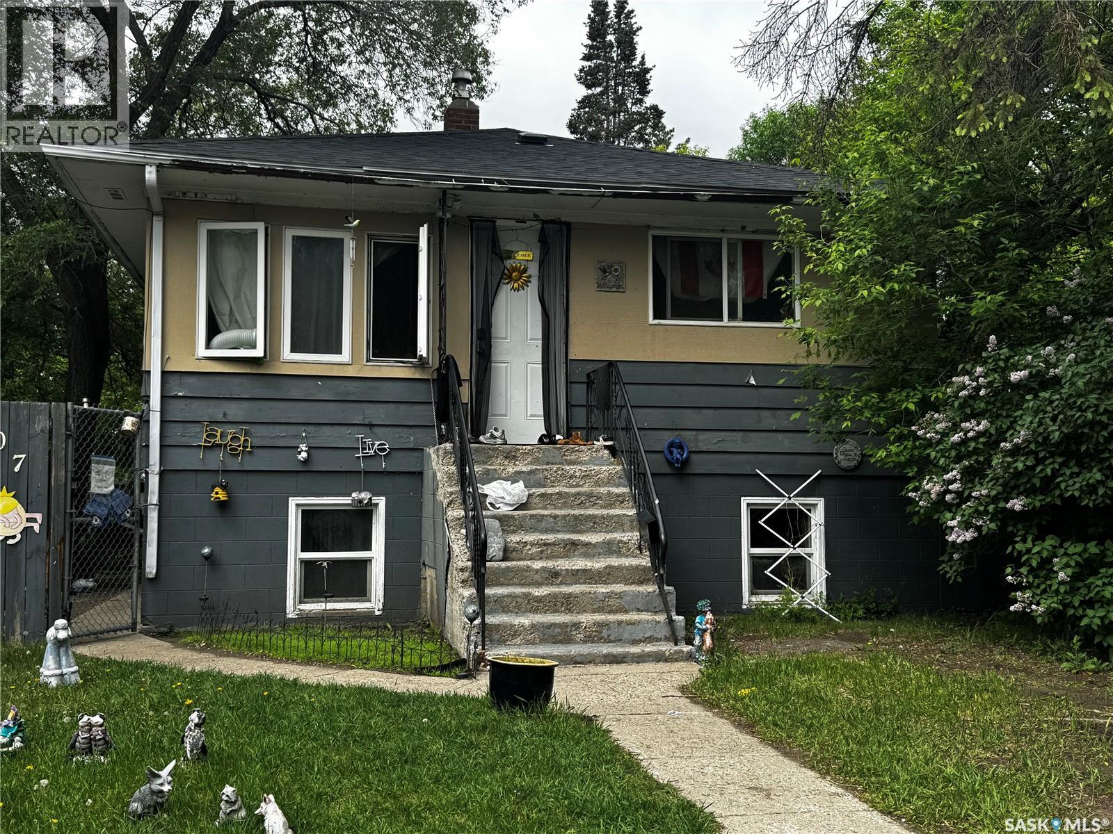807 Weldon Avenue, Saskatoon, Saskatchewan  S7M 2V3 - Photo 1 - SK038338
