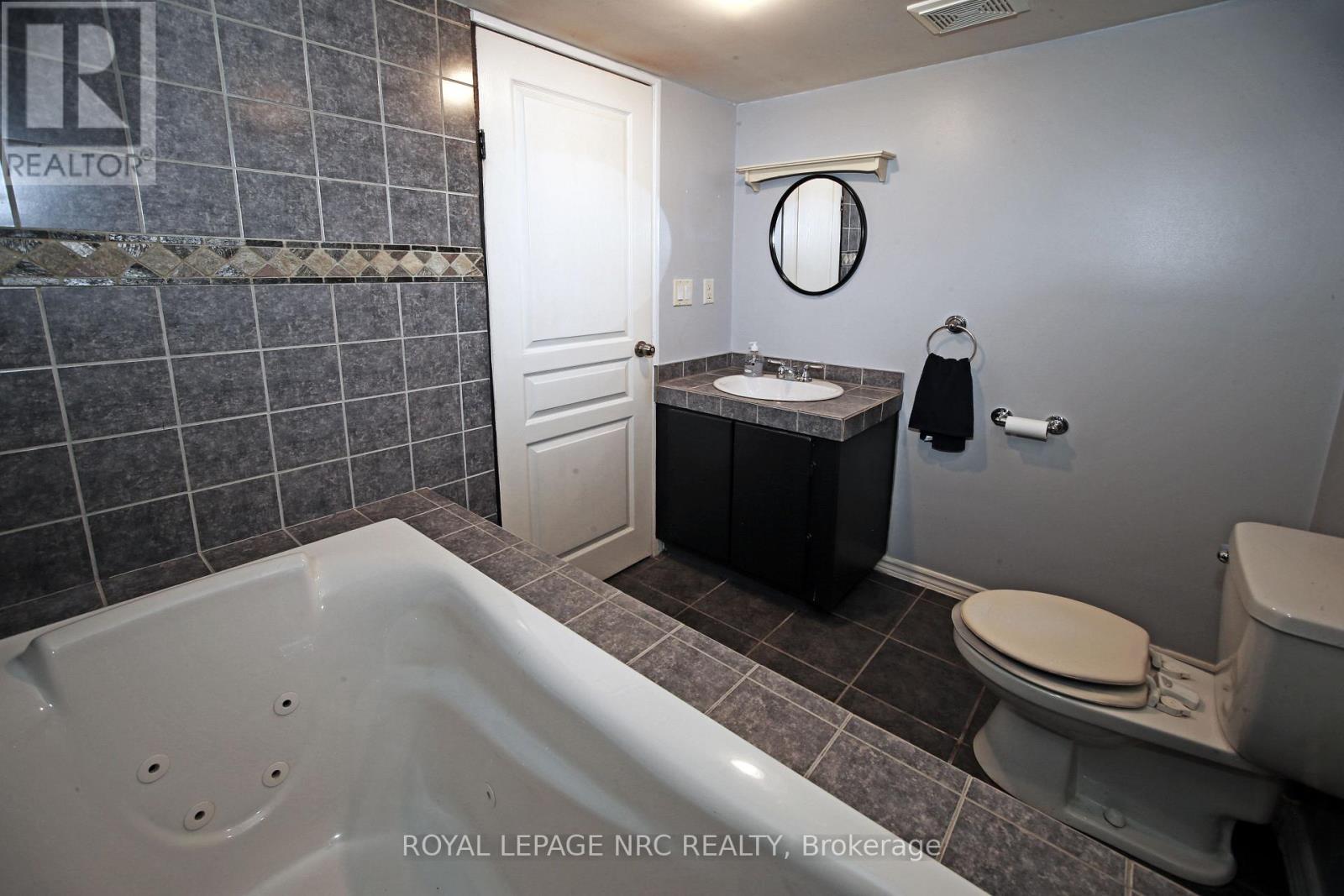 8025 Thorton Street, Niagara Falls, Ontario  L2H 2C2 - Photo 30 - X13416048