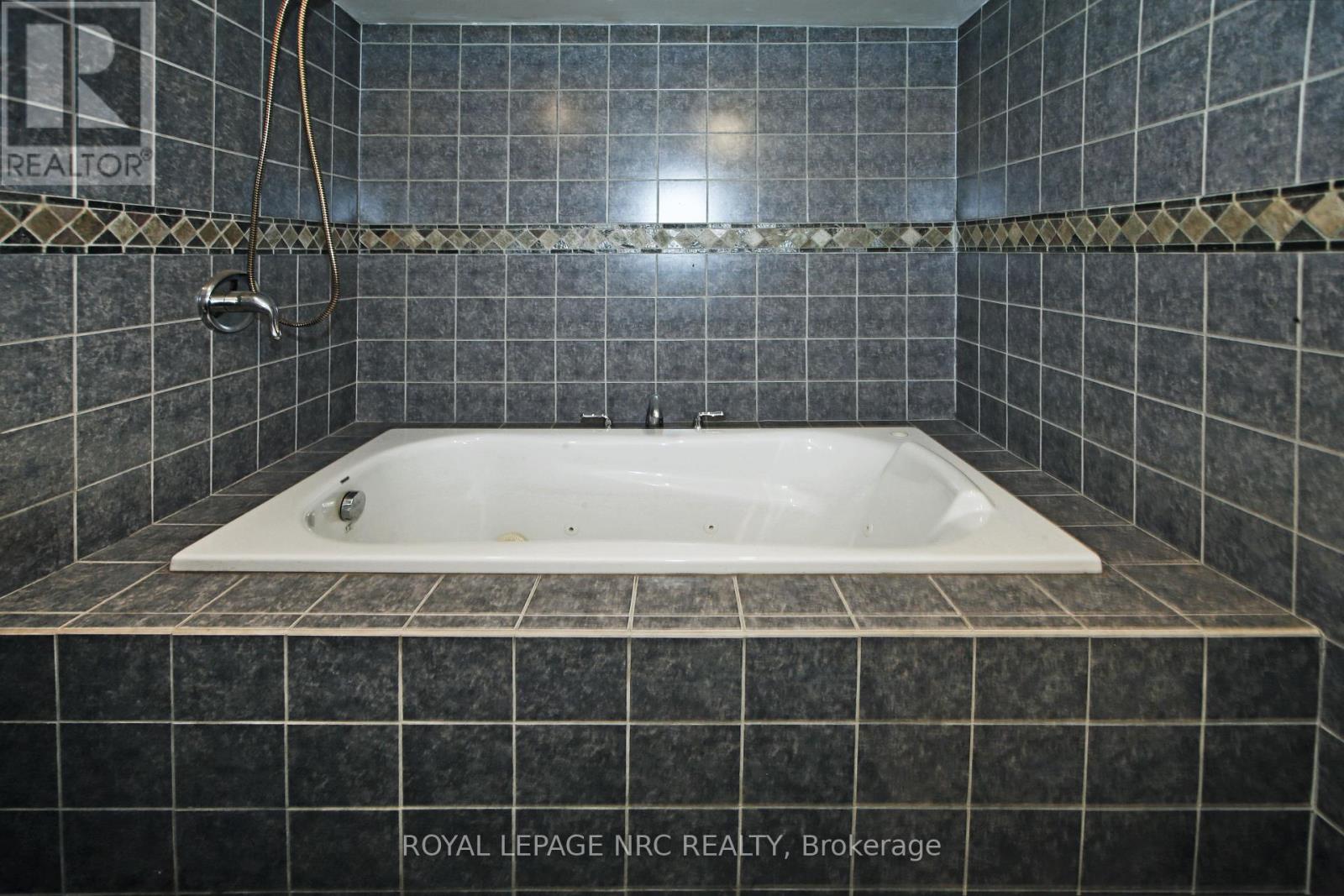 8025 Thorton Street, Niagara Falls, Ontario  L2H 2C2 - Photo 31 - X13416048