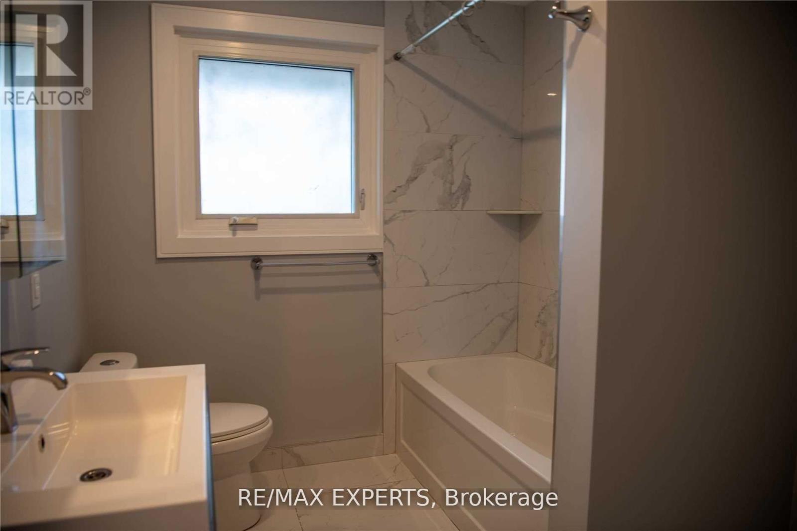 Upper - 333 Rimilton Avenue, Toronto (Alderwood), Ontario  M8W 2E5 - Photo 11 - W13416256