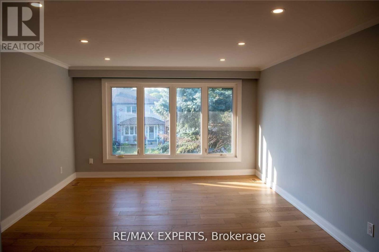 Upper - 333 Rimilton Avenue, Toronto (Alderwood), Ontario  M8W 2E5 - Photo 3 - W13416256