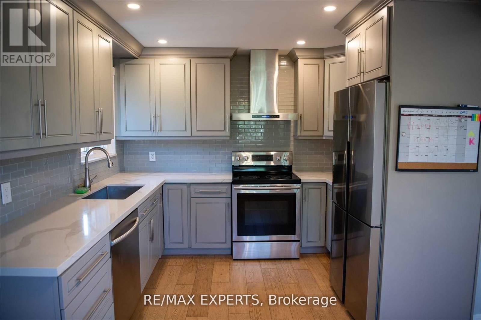 Upper - 333 Rimilton Avenue, Toronto (Alderwood), Ontario  M8W 2E5 - Photo 4 - W13416256