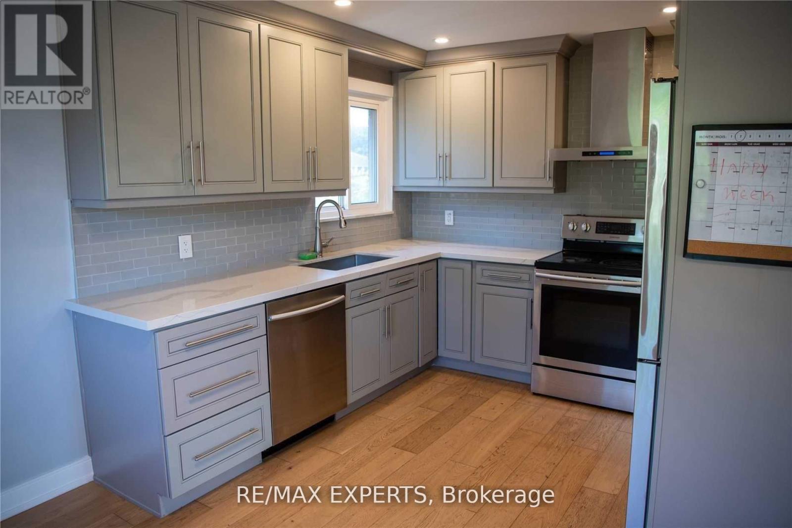 Upper - 333 Rimilton Avenue, Toronto (Alderwood), Ontario  M8W 2E5 - Photo 5 - W13416256