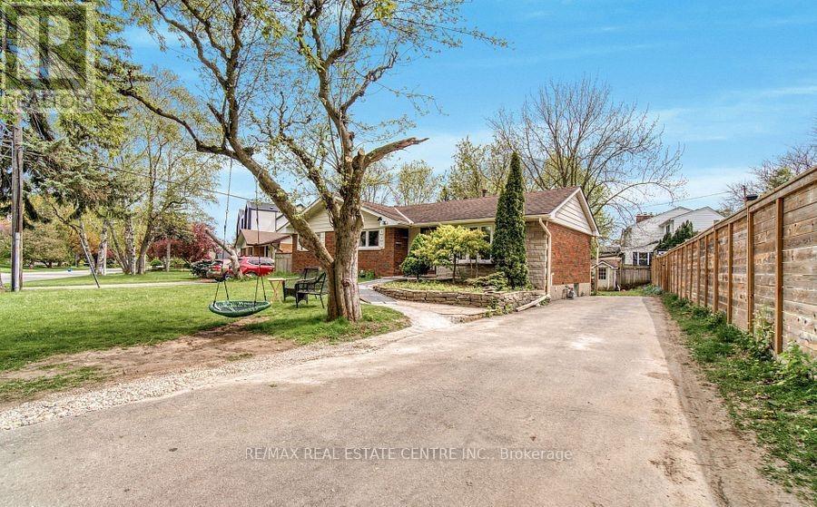 314 Strathcona Drive, Burlington, Ontario  L7L 2E1 - Photo 2 - W13416350