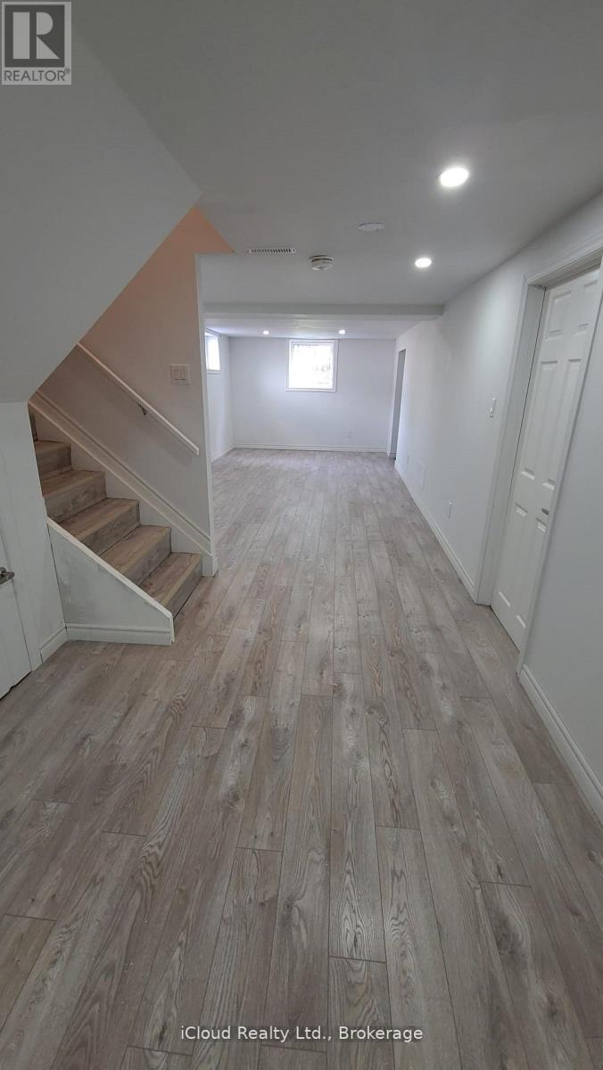 24 Chilton Drive, Hamilton (Stoney Creek Mountain), Ontario  L8J 1M2 - Photo 2 - X13416204