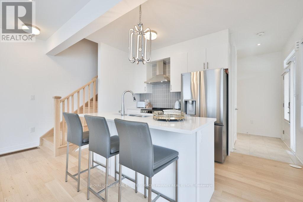 9 Crown Gate, Oakville, Ontario L6M 0W8 - Photo 2 - W13416376