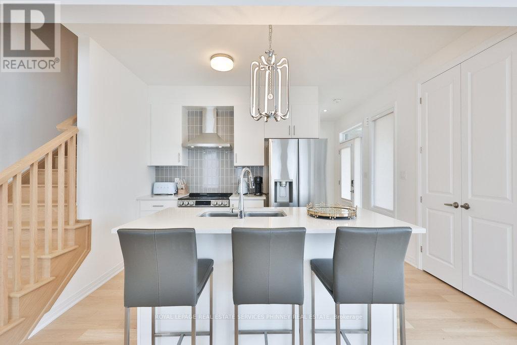 9 Crown Gate, Oakville, Ontario L6M 0W8 - Photo 3 - W13416376