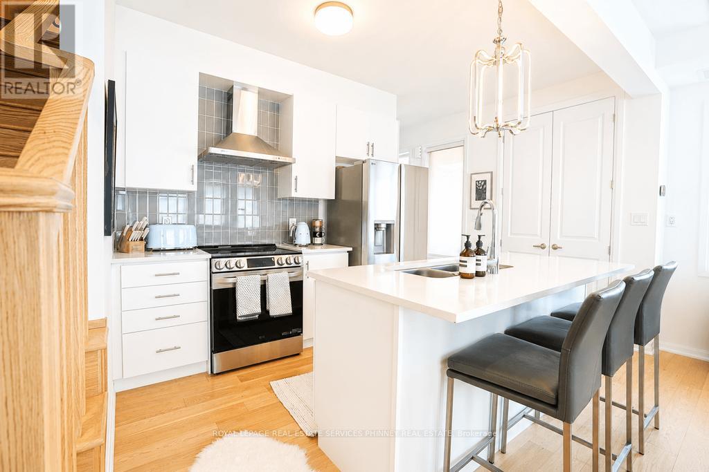 9 Crown Gate, Oakville, Ontario L6M 0W8 - Photo 4 - W13416376