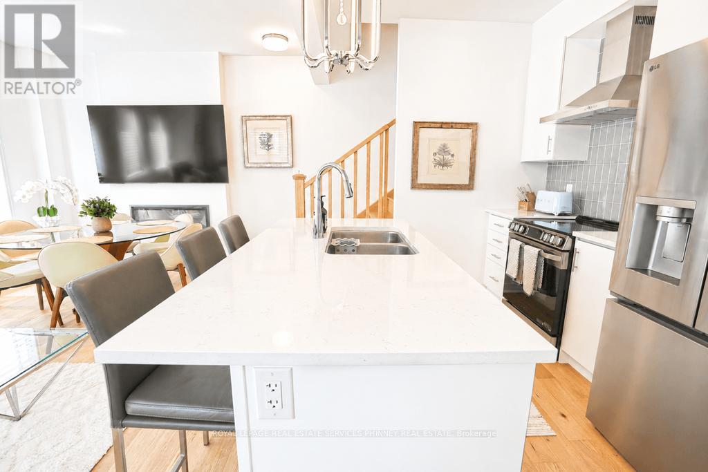 9 Crown Gate, Oakville, Ontario L6M 0W8 - Photo 5 - W13416376