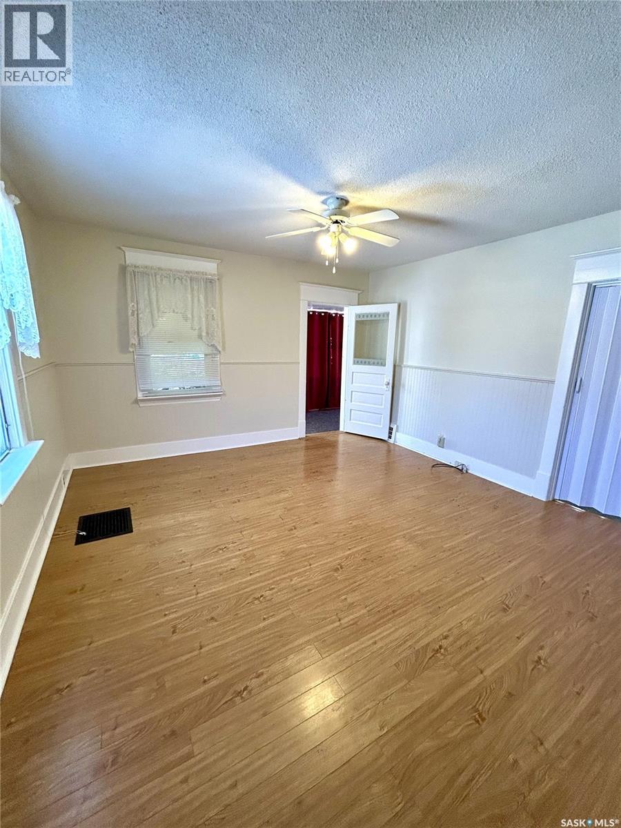 58 10th Avenue NE, Swift Current, Saskatchewan  S9H 2T2 - Photo 7 - SK037782