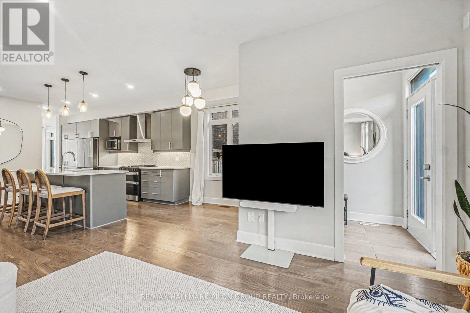 618 Mikinak Road, Ottawa, Ontario  K1K 3X7 - Photo 6 - X13416904