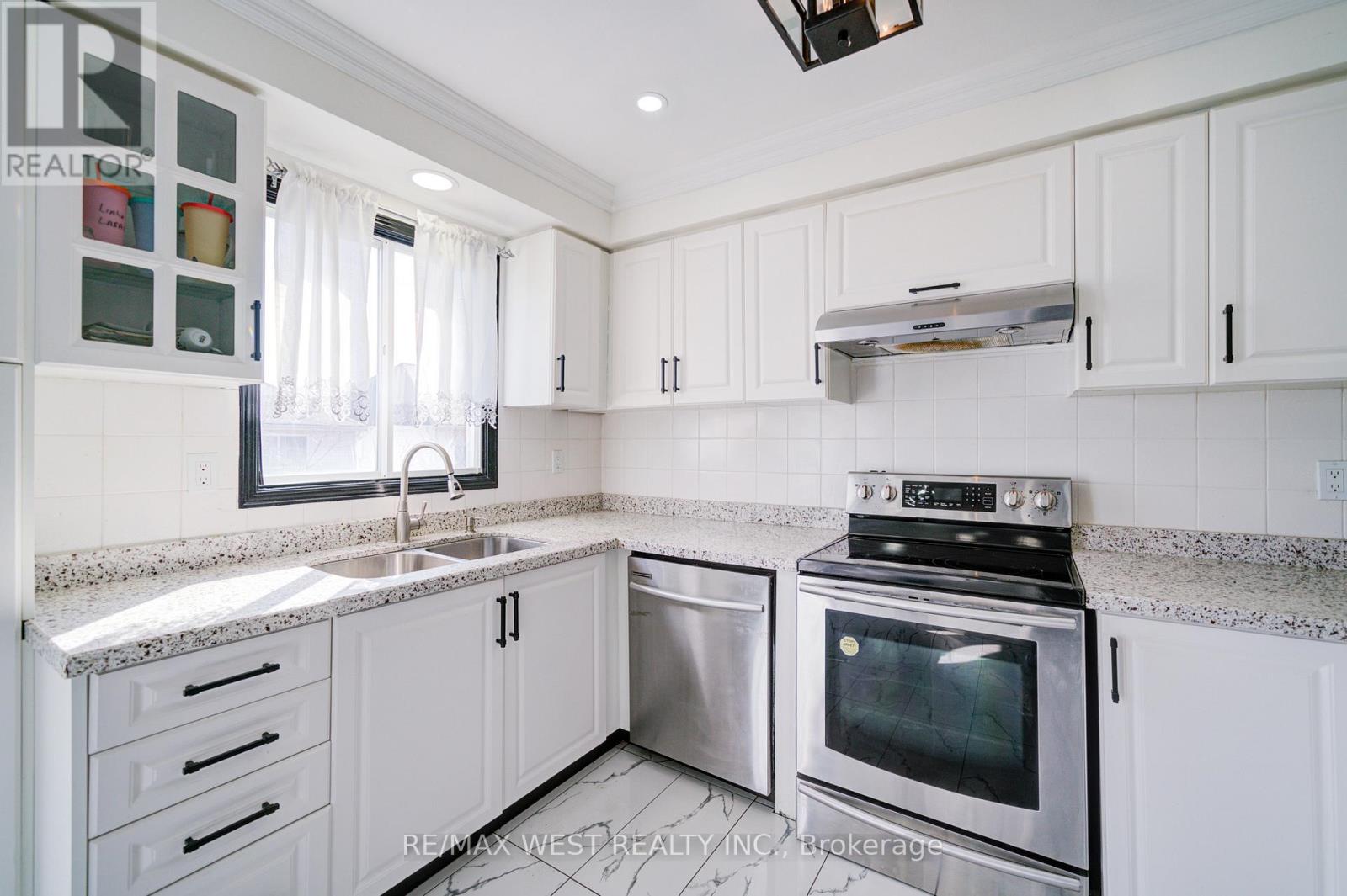 1648 Pepperwood Gate, Pickering, Ontario  L1X 2K3 - Photo 13 - E12933290
