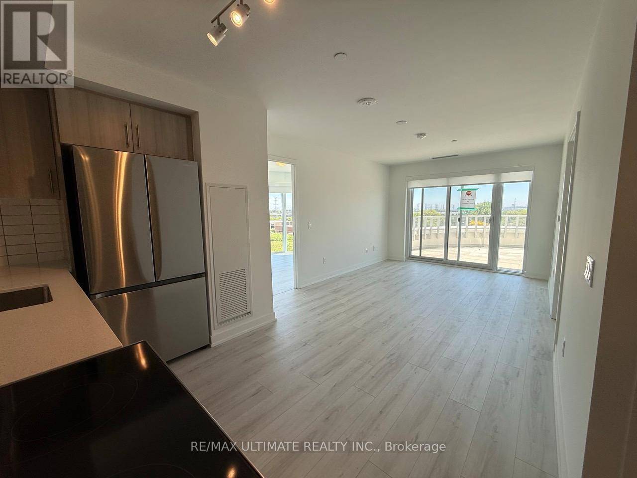 503 - 1010 Sandy Beach Road, Pickering, Ontario  L1W 0C7 - Photo 2 - E13417108