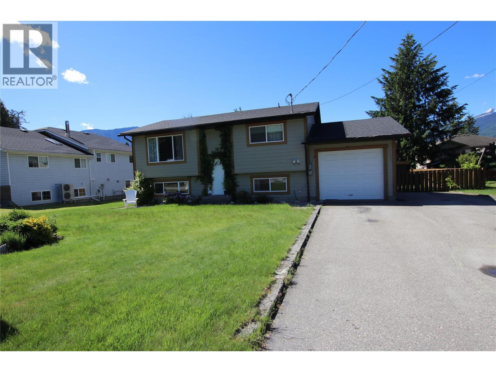 304 5th Nw Street, Nakusp, British Columbia V0G 1R0 - Photo 2 - 10376033