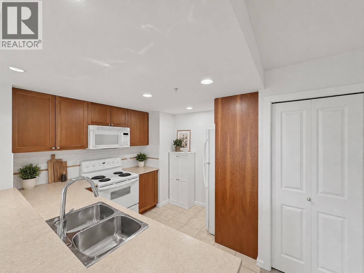 906 235 Guildford Way, Port Moody, British Columbia  V3H 5L8 - Photo 4 - R3113250