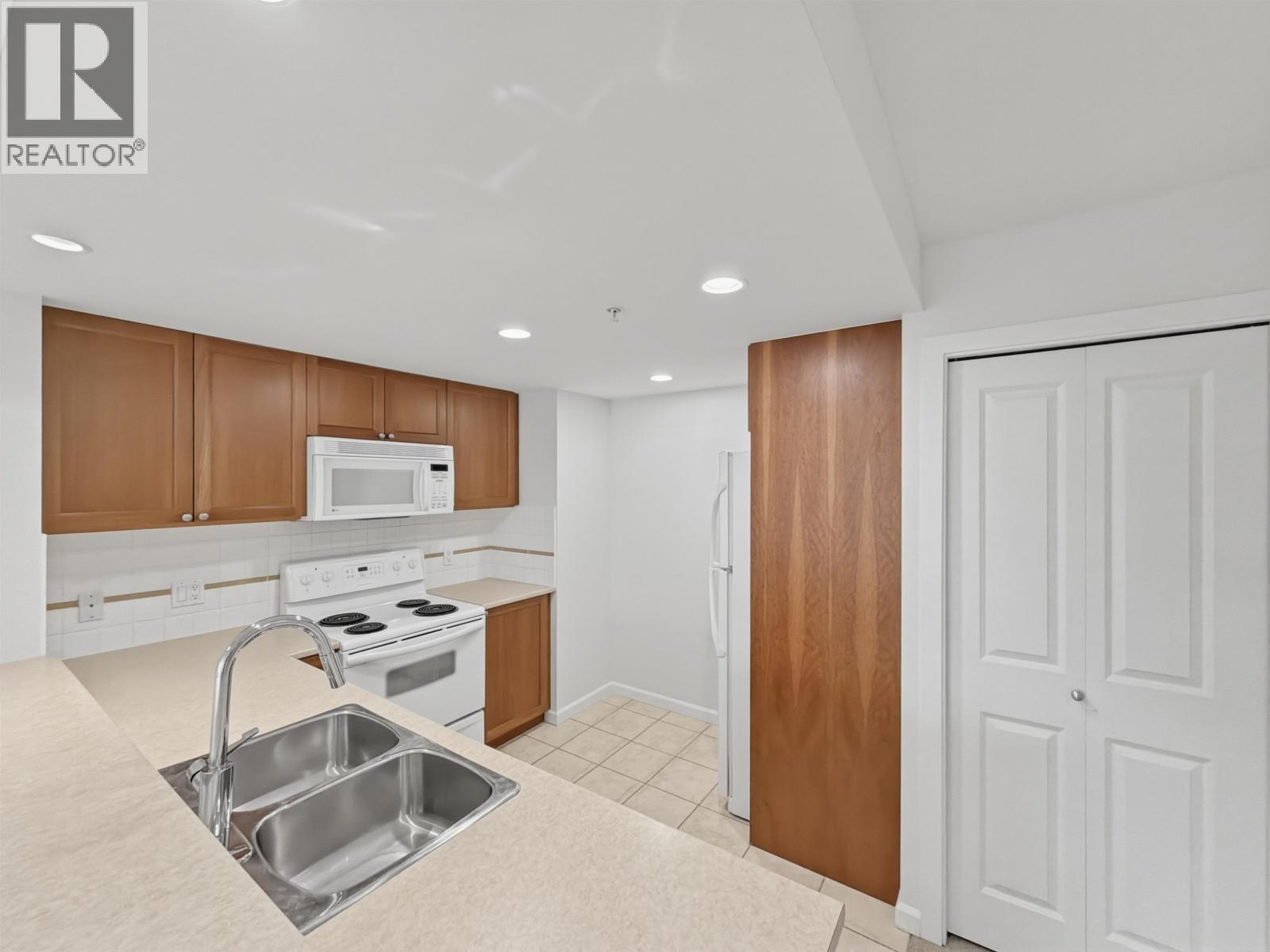 906 235 Guildford Way, Port Moody, British Columbia  V3H 5L8 - Photo 5 - R3113250