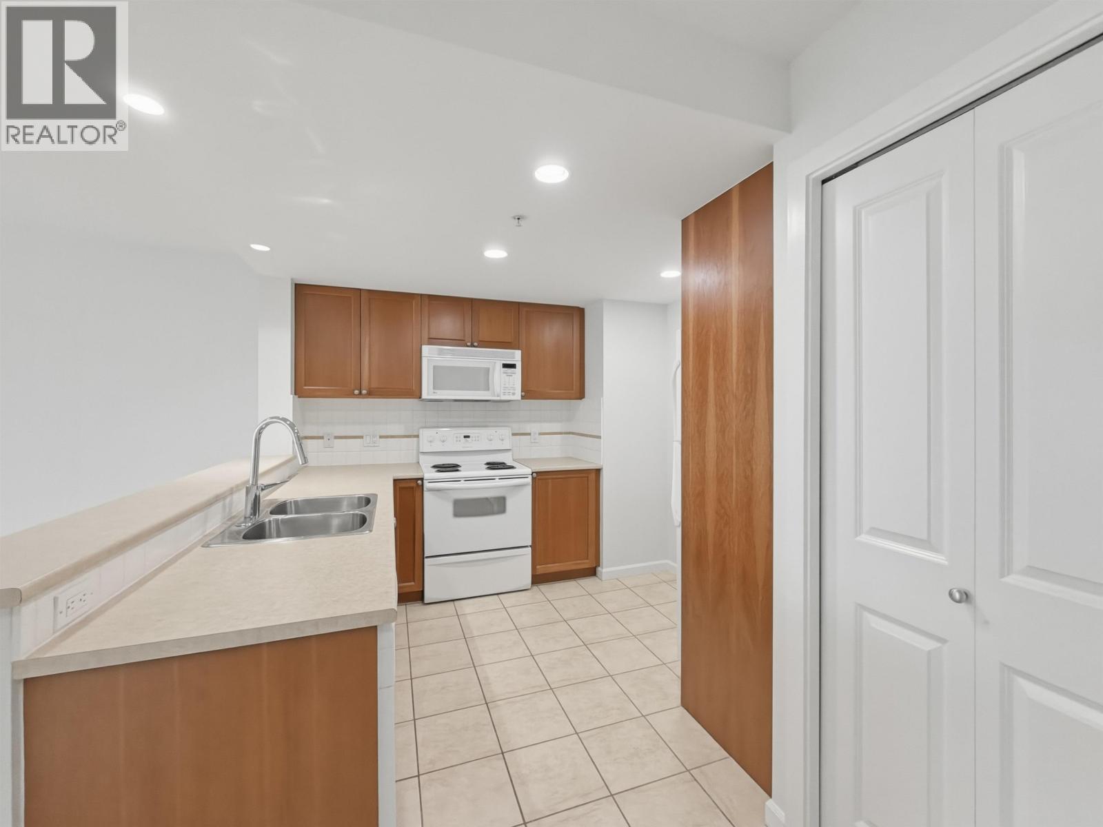 906 235 Guildford Way, Port Moody, British Columbia  V3H 5L8 - Photo 6 - R3113250
