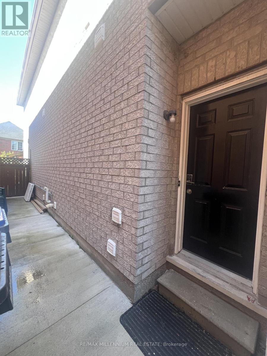 5988 Sidmouth Street, Mississauga, Ontario  L5V 2Z5 - Photo 2 - W13417448