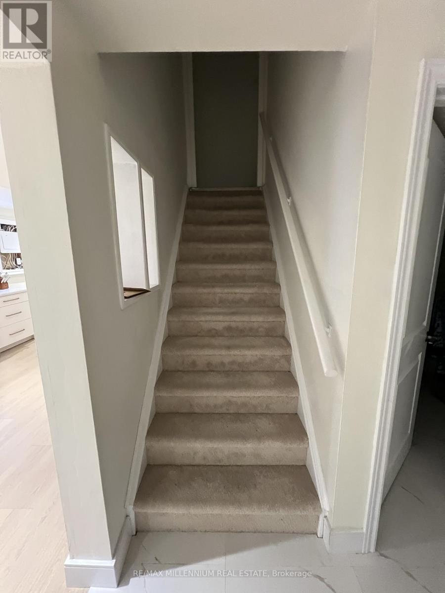5988 Sidmouth Street, Mississauga, Ontario  L5V 2Z5 - Photo 3 - W13417448