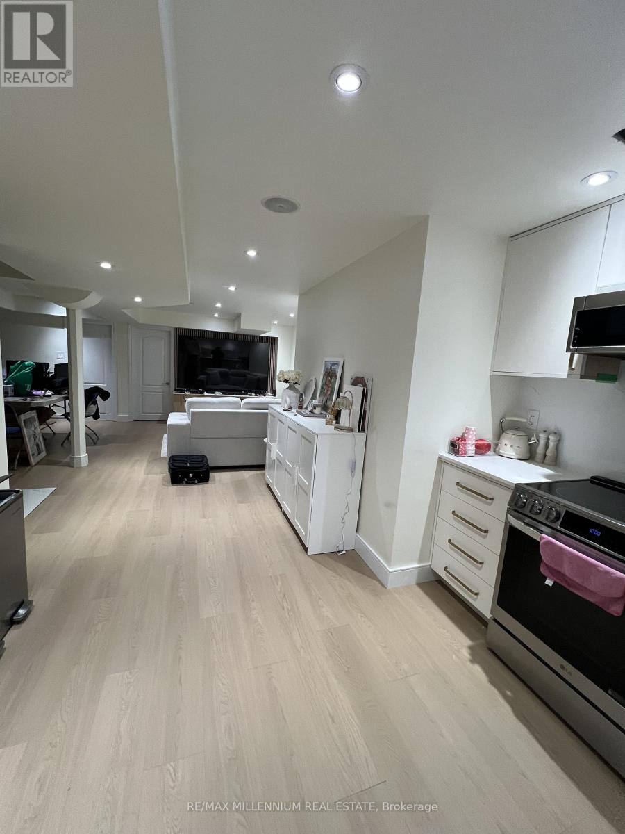 5988 Sidmouth Street, Mississauga, Ontario  L5V 2Z5 - Photo 4 - W13417448