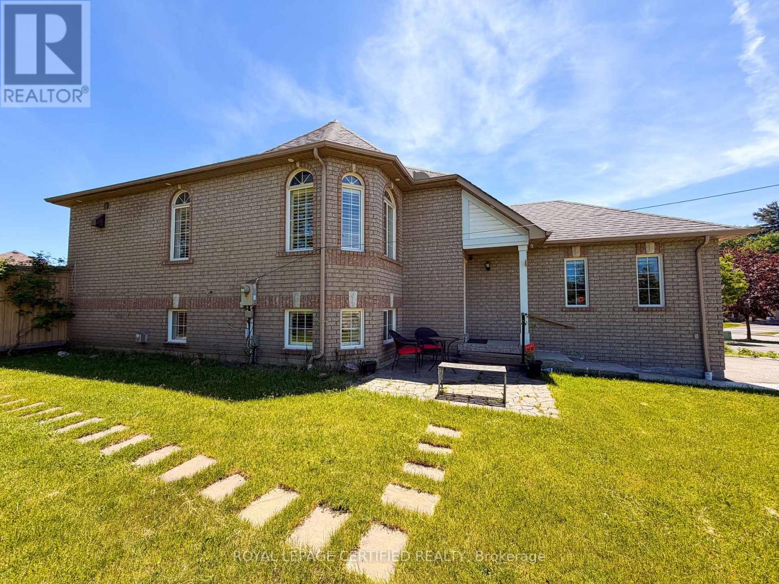 7349 Zinnia Place, Mississauga, Ontario  L5W 1K6 - Photo 2 - W13416110