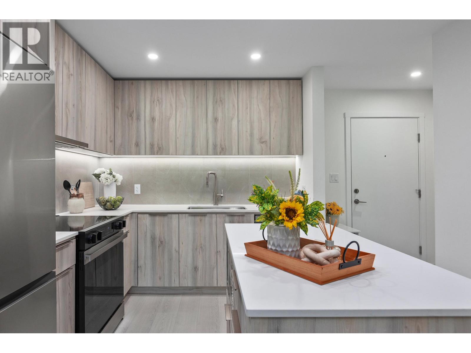 203 3596 Malsum Drive, North Vancouver, British Columbia  V7G 0B5 - Photo 3 - R3133674