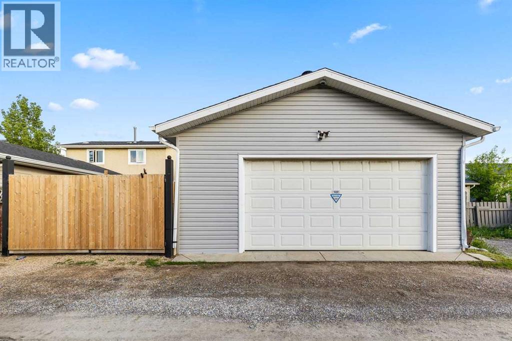 216 Castleridge Drive Ne, Calgary, Alberta  T3J 1X3 - Photo 4 - A2313610
