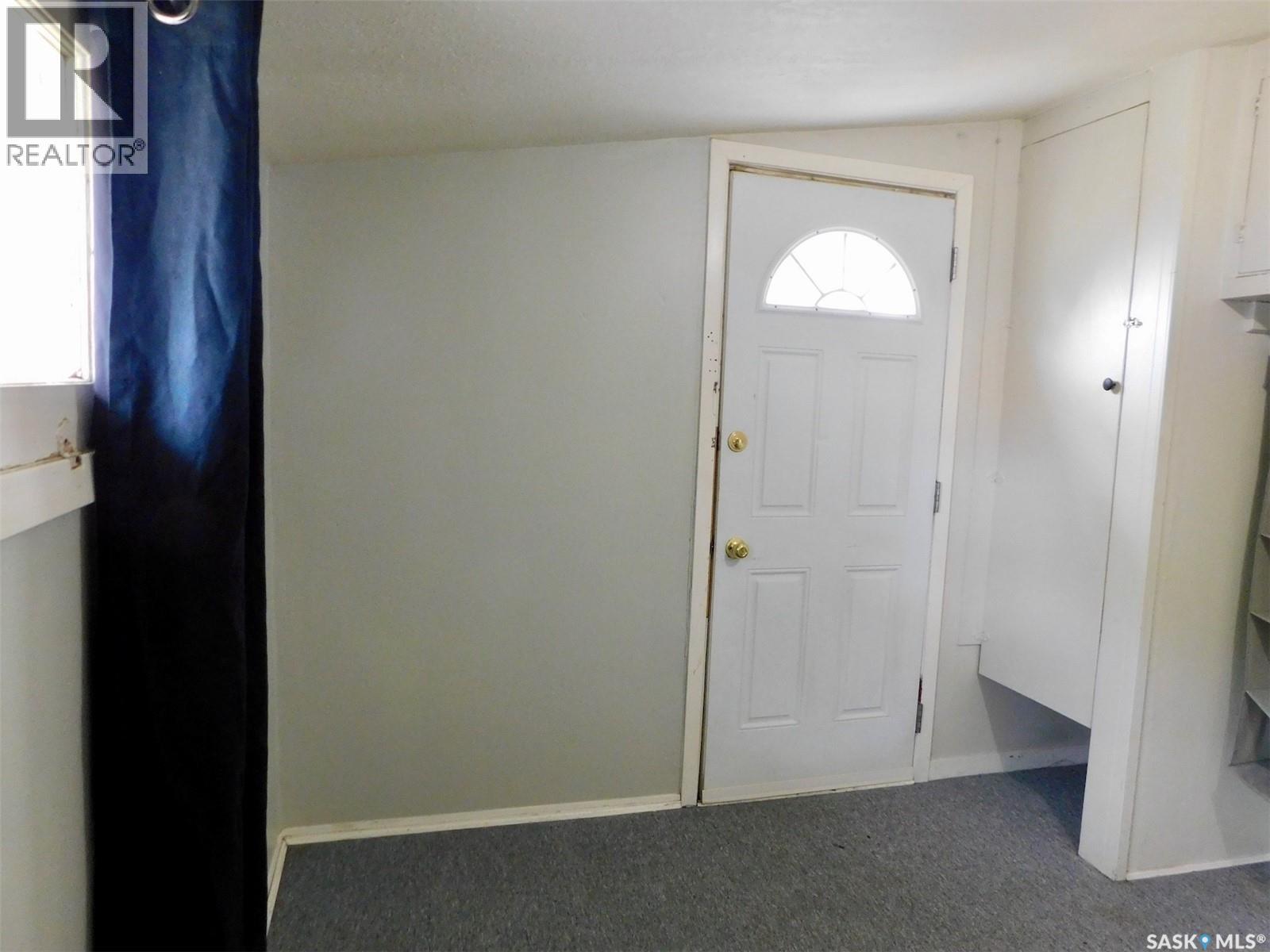 227 2nd Avenue E, Assiniboia, Saskatchewan  S0H 0B0 - Photo 2 - SK038720