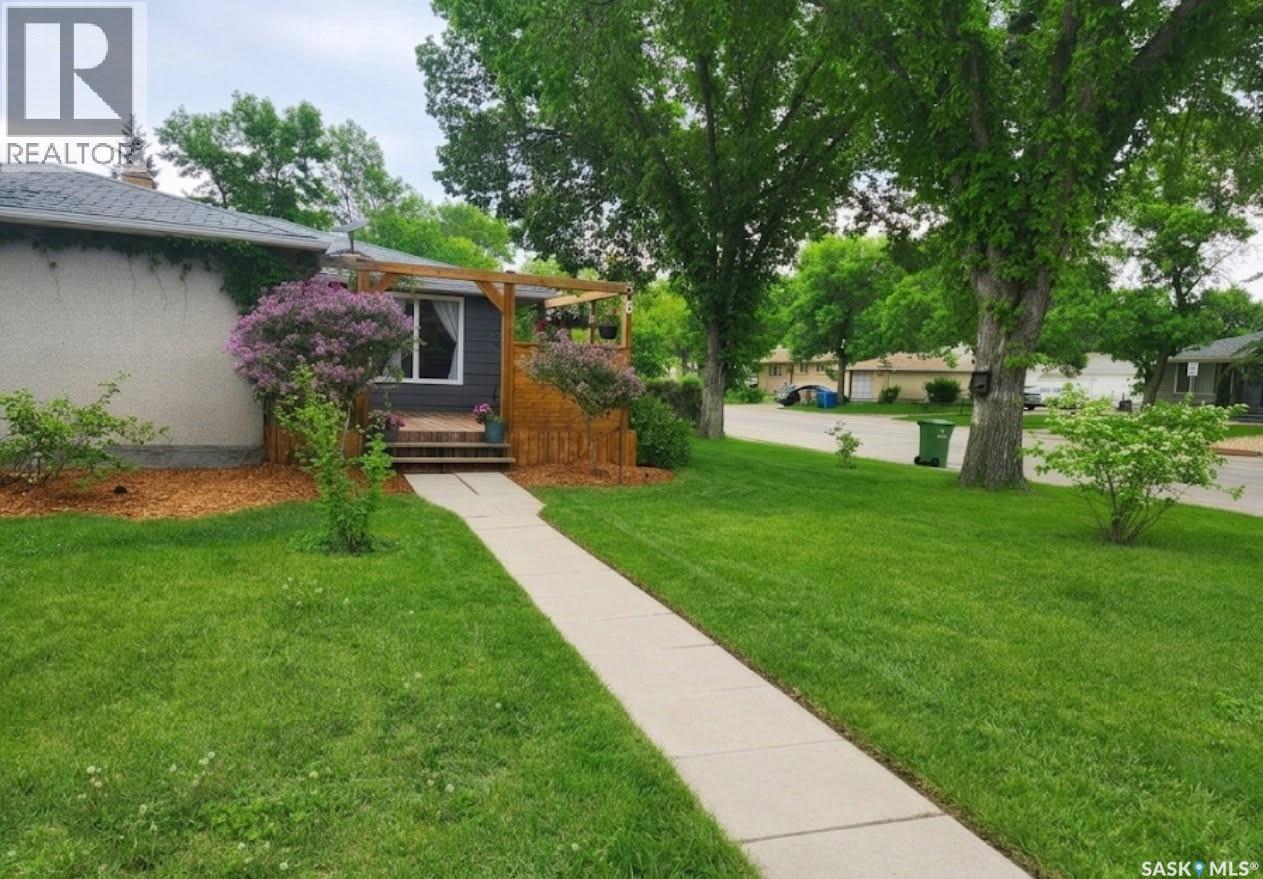 6 Hanley Crescent, Regina, Saskatchewan  S4R 5A7 - Photo 1 - SK033274