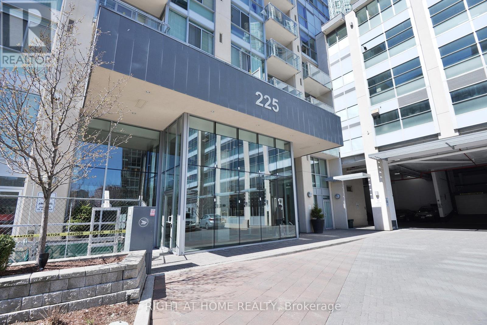 3009 - 225 Webb Drive, Mississauga, Ontario  L5B 3Y5 - Photo 2 - W13417572