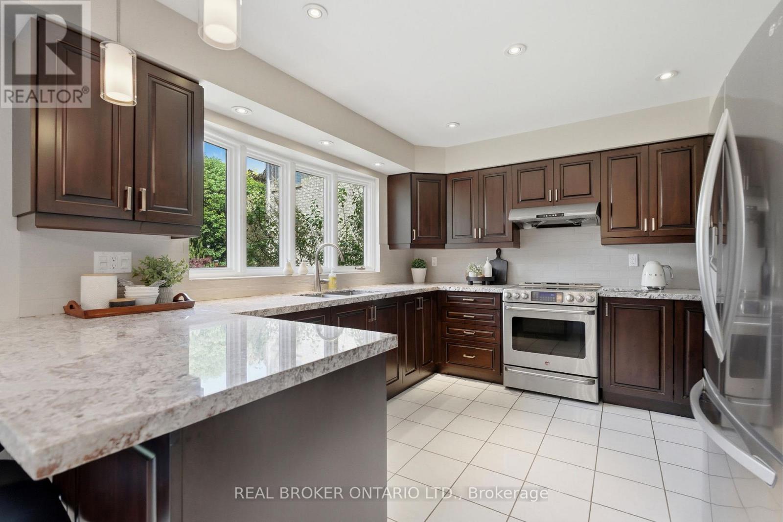 2205 Shaftesbury Court, Oakville, Ontario  L6H 6C6 - Photo 13 - W13417624