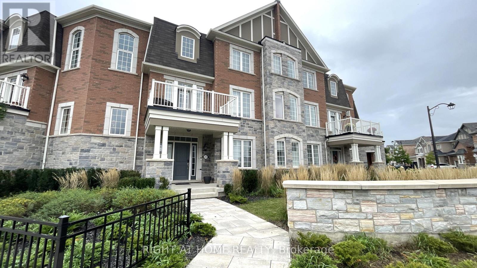 21 UPPER - 1222 ROSE WAY, Milton, Ontario