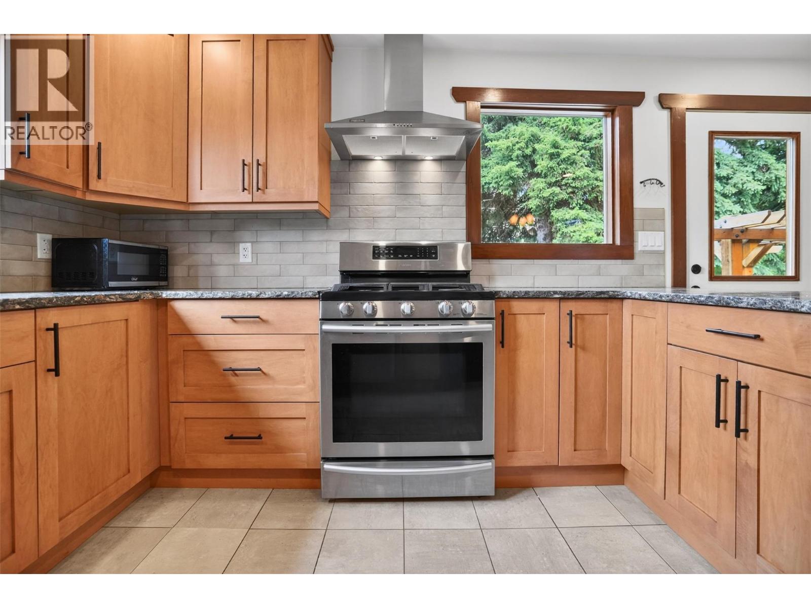 1911 Union Avenue, Rossland, British Columbia  V0G 1Y0 - Photo 24 - 10390025