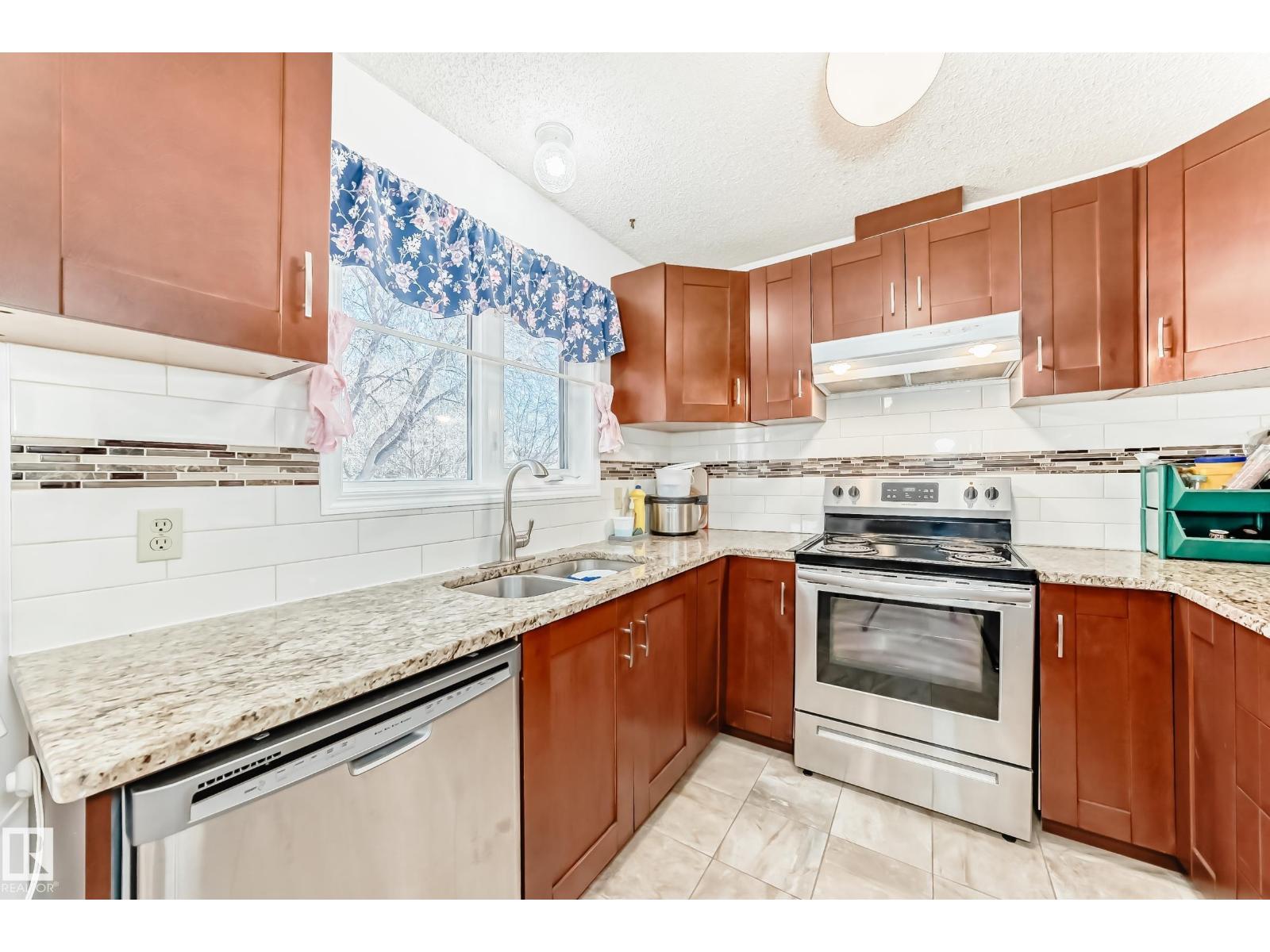 3933 103b St NW, Edmonton, Alberta  T6J 2X8 - Photo 6 - E4492382