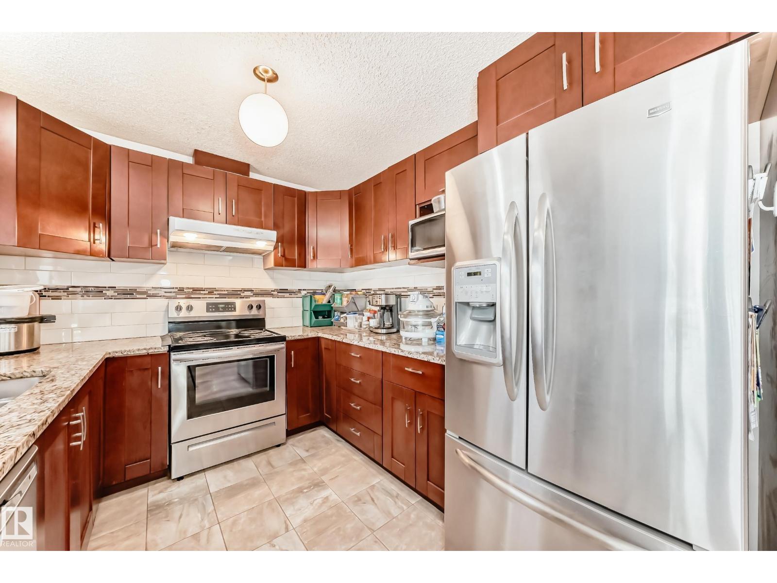 3933 103b St NW, Edmonton, Alberta  T6J 2X8 - Photo 7 - E4492382