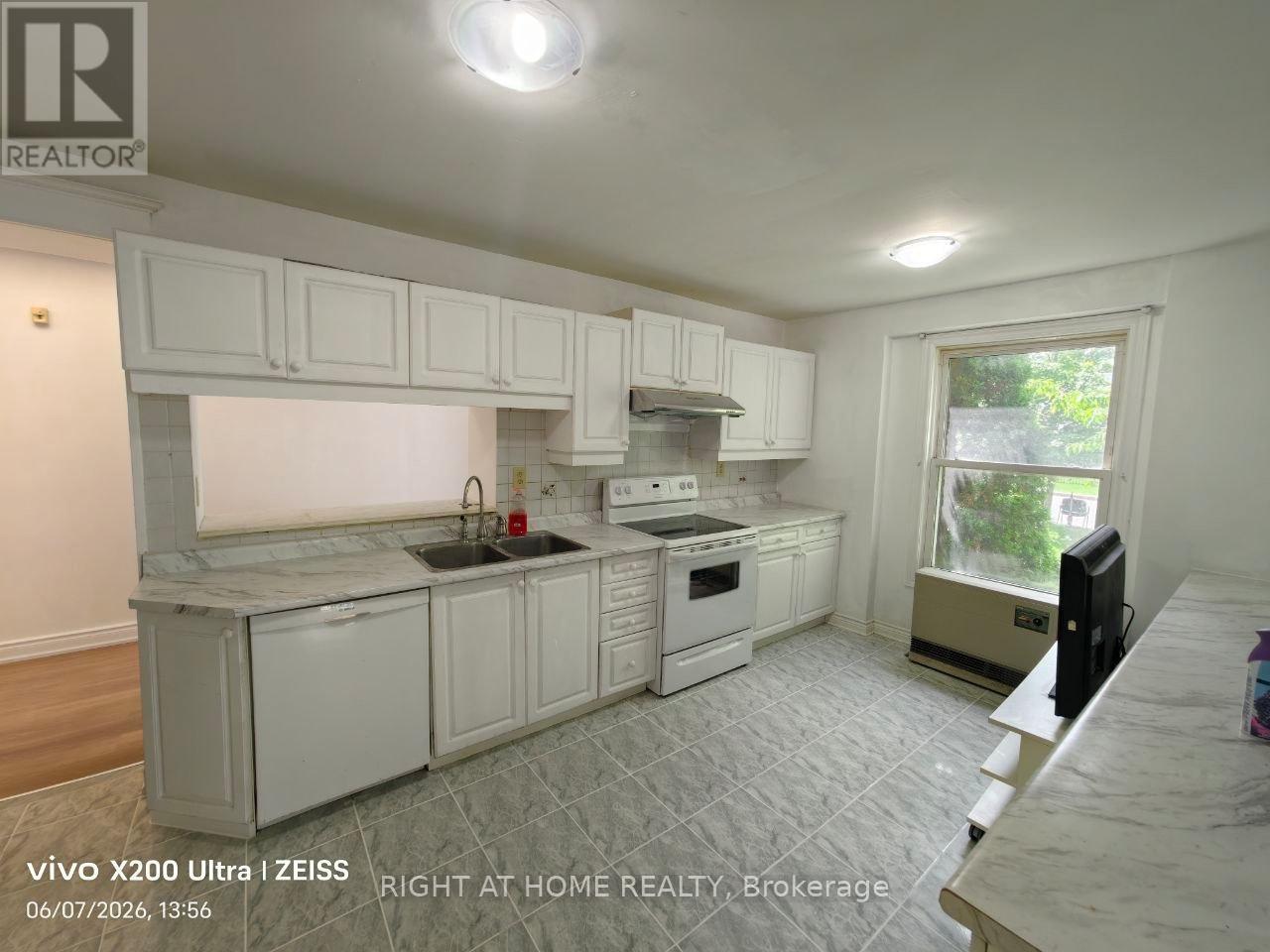 46 Overton Crescent, Toronto, Ontario  M3B 2V2 - Photo 6 - C12803536