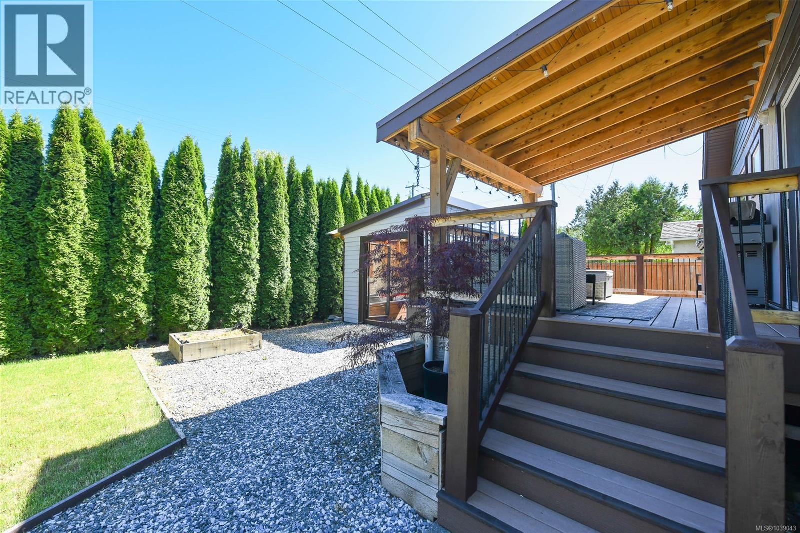1215 10th St, Courtenay, British Columbia  V9N 1R8 - Photo 3 - 1039043