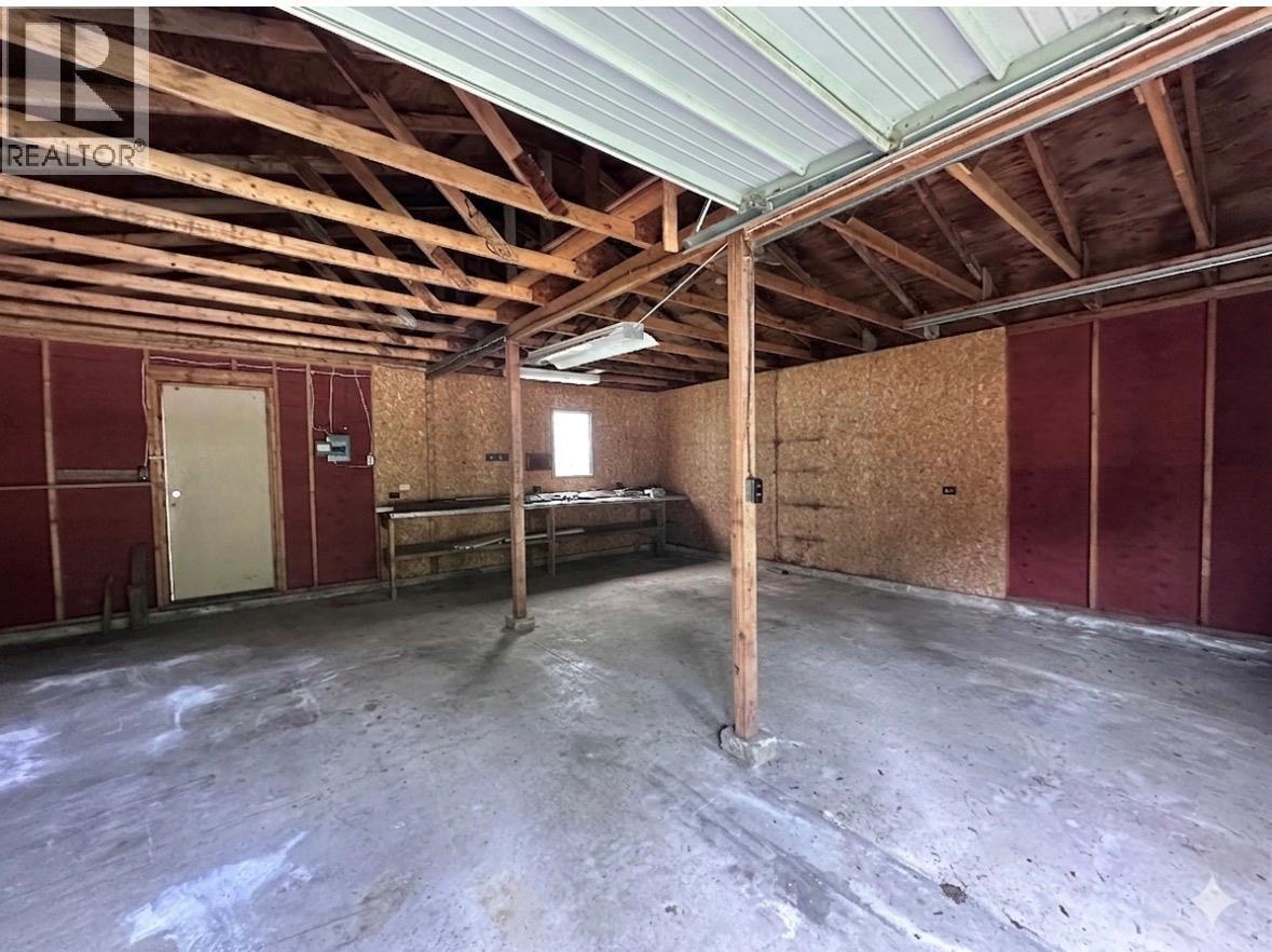 611 Slocan Street, Slocan, British Columbia V0G 2C0 - Photo 8 - 10390482