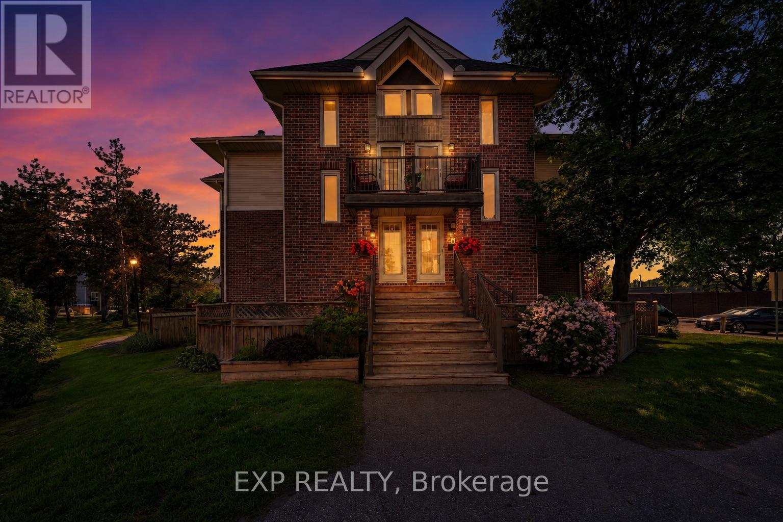 7 - 2 Stonebank Crescent, Ottawa, Ontario K2H 9M1 - Photo 2 - X13253600